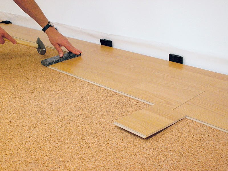 Как стелить ламинат на бетонный пол?